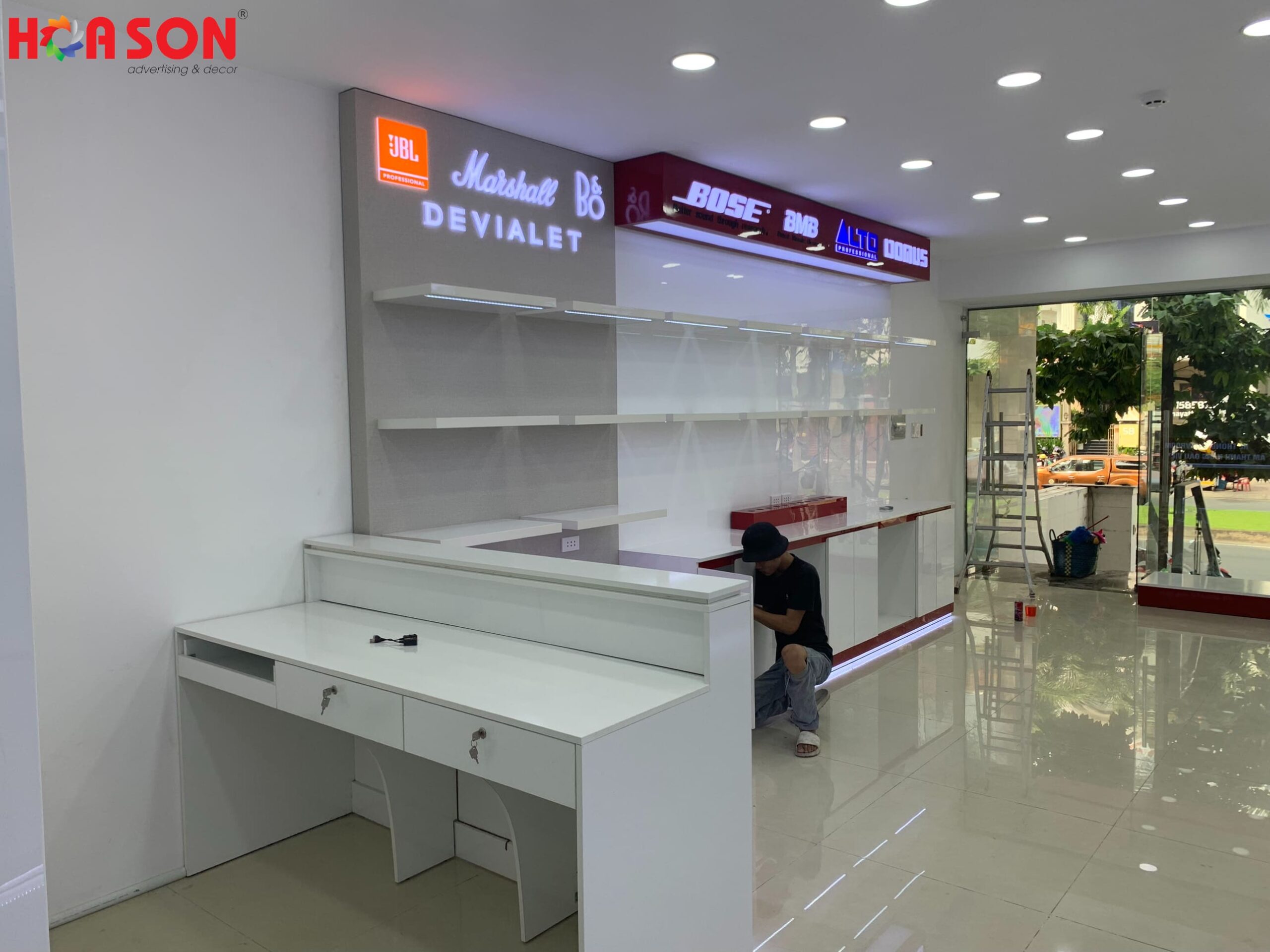 ke-trung-bay-loa-nghe-nhac-hoa-son-sang-trong-dang-cap-3